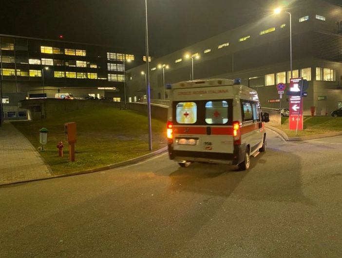 Finisce con l'auto in mezzo al prato, ferita una 49enne vercellese Finisce con l'auto in mezzo al prato, ferita una 49enne vercellese