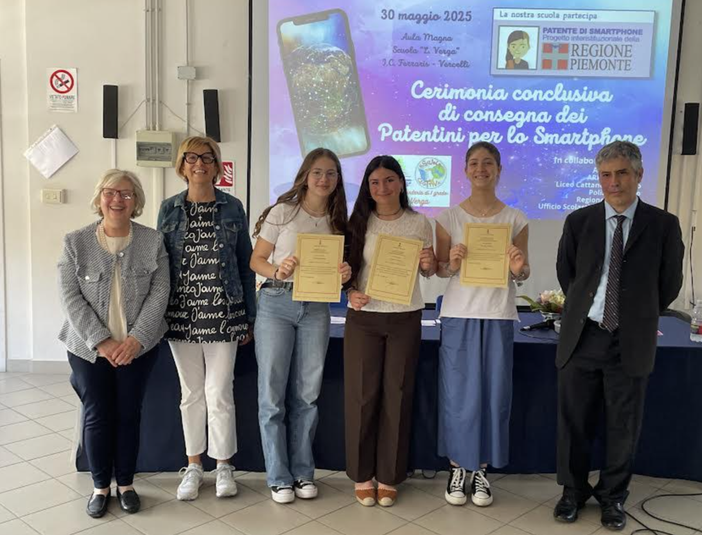 Consegna dei Patentini dello Smartphone alla scuola Verga Consegna dei Patentini dello Smartphone alla scuola Verga