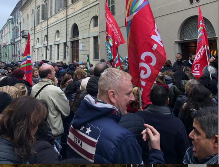 Il presidio in via Pietro Lucca