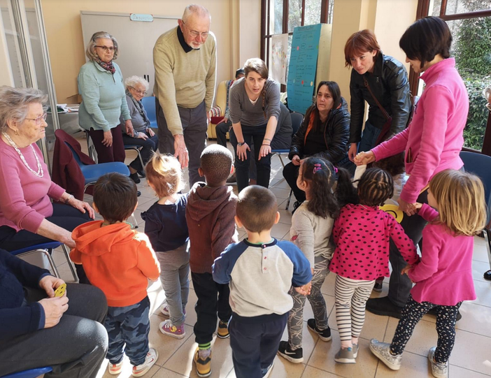 La felicità è... una mattina tra nonni e bambini La felicità è... una mattina tra nonni e bambini