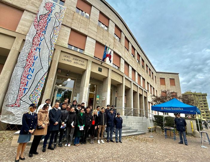 "Questo non è amore": al liceo Scientifico la campagna della Polizia di Stato "Questo non è amore": al liceo Scientifico la campagna della Polizia di Stato