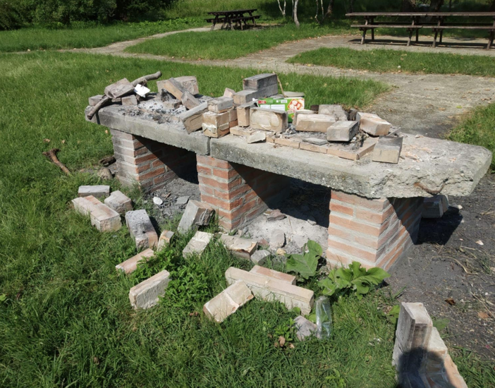 Panchine trasformate in discarica e vandali scatenati Panchine trasformate in discarica e vandali scatenati