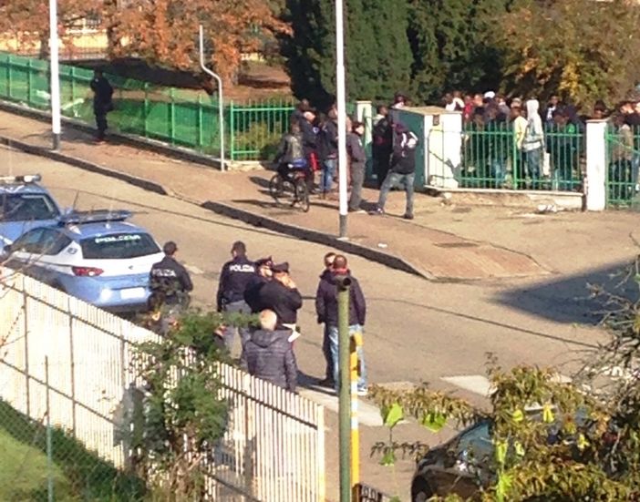 Tensione al centro profughi di via Monte Bianco Tensione al centro profughi di via Monte Bianco
