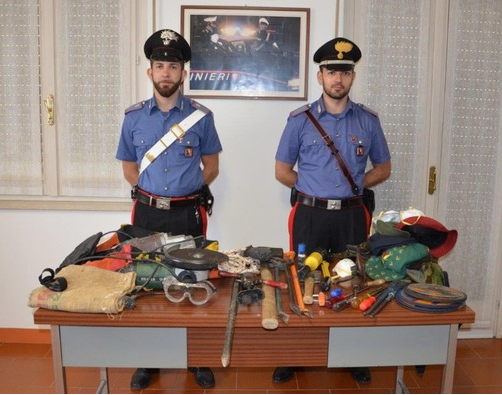 I carabinieri con il materiali recueprato a bordo dell'auto