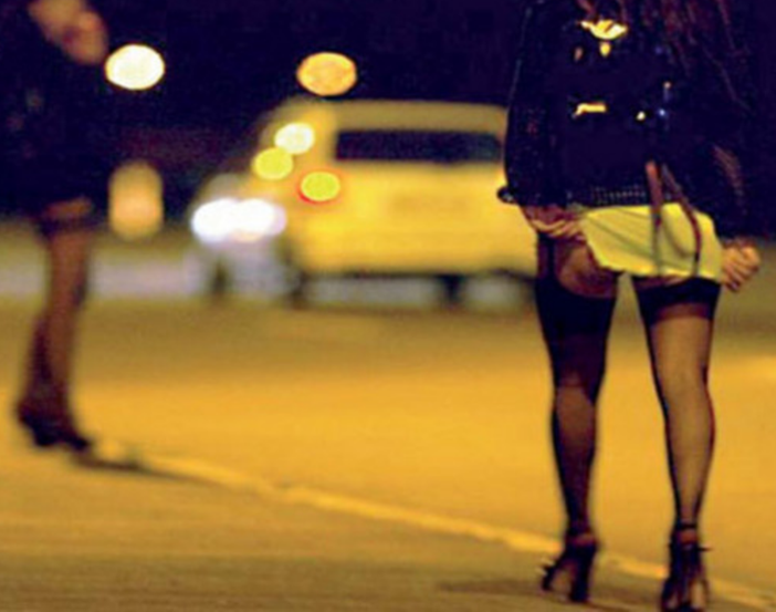 Ricatta il cliente: "Sono incinta e il figlio è tuo"