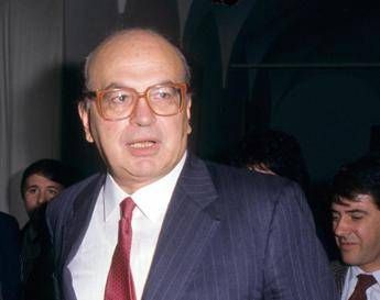 Craxi, Crosetto a commemorazione Hammamet. Il figlio Bobo: "Italia lo ricordi con busto a Sigonella" Craxi, Crosetto a commemorazione Hammamet. Il figlio Bobo: "Italia lo ricordi con busto a Sigonella"