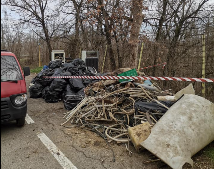 Gli ultimi rifiuti rimossi dall'argine della Sesia Gli ultimi rifiuti rimossi dall'argine della Sesia