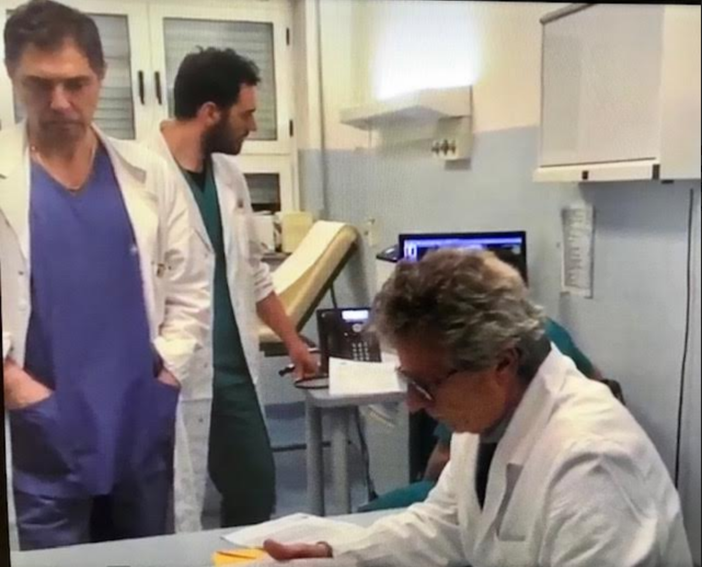 I medici del Sant'Andrea Costantino Aloj (in piedi) e Silvio Borrè (seduto) che hanno predisposto il progetto