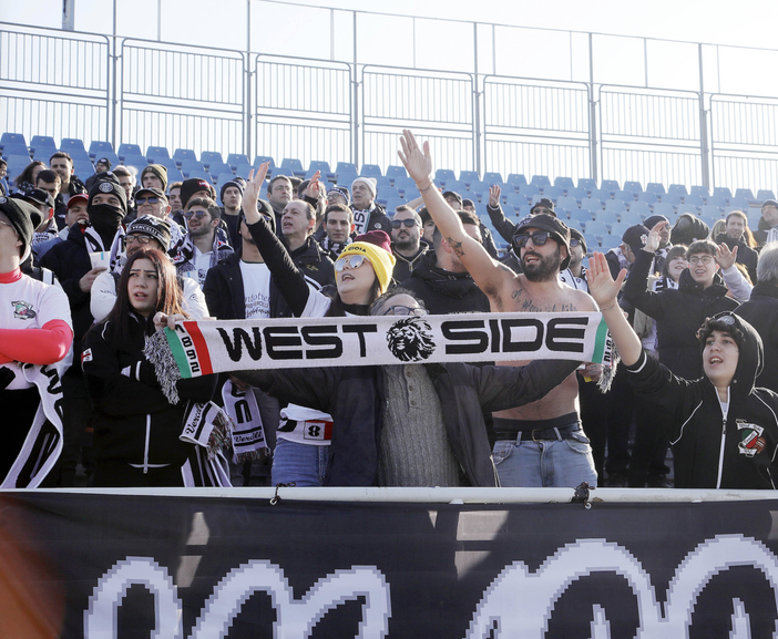 Il gran tifo dei vercellesi a Novara (foto Marco Lussoso) Il gran tifo dei vercellesi a Novara (foto Marco Lussoso)
