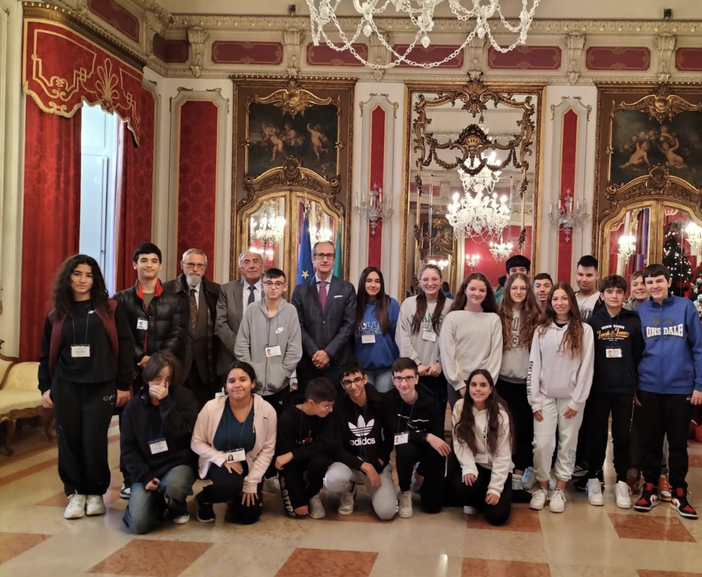 Gli alunni della Verga ricevuti dal prefetto di Vercelli: la foto ricordo