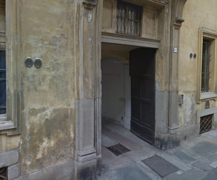 L'ingresso dell'abitazione interessata dall'incendio L'ingresso dell'abitazione interessata dall'incendio