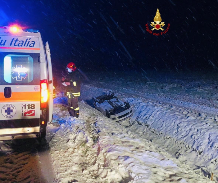 San Germano, auto si ribalta nel fossato