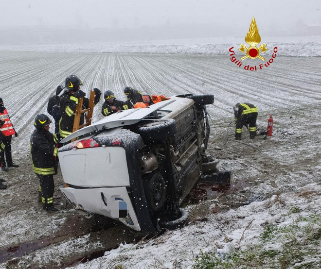 Auto fuori strada: due persone intrappolate Auto fuori strada: due persone intrappolate