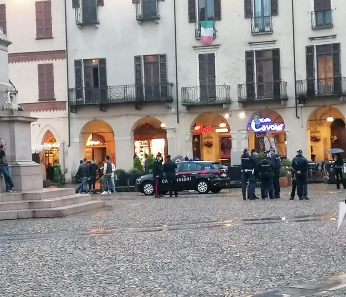 Troppe persone sotto i portici: bar chiuso per 5 giorni Troppe persone sotto i portici: bar chiuso per 5 giorni