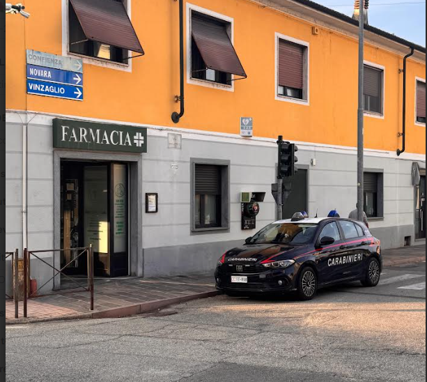 Entra in farmacia per rubare i cosmetici e spintona il direttore: denunciato per un 20enne Entra in farmacia per rubare i cosmetici e spintona il direttore: denunciato per un 20enne