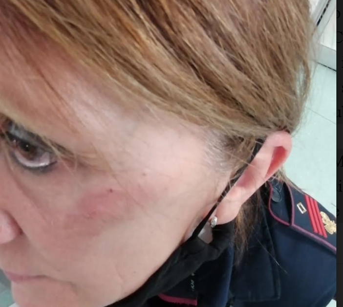 Processo a giugno per la donna che ha preso a calci la poliziotta. Intanto è libera