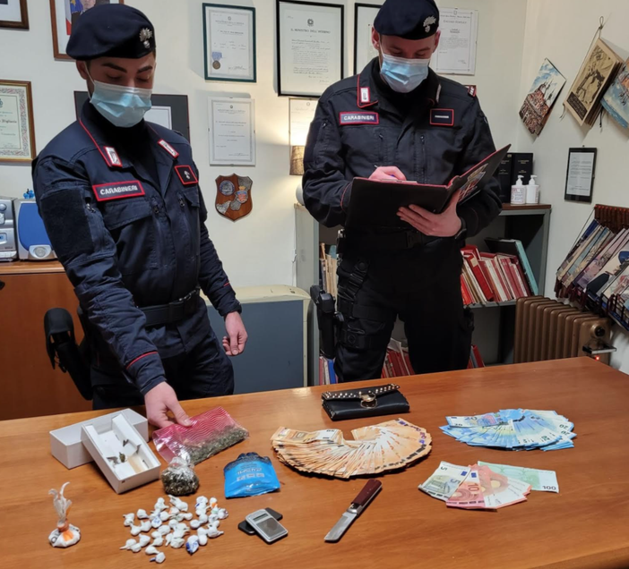 L'appartamento era diventato una centrale di spaccio: un arresto e due denunce L'appartamento era diventato una centrale di spaccio: un arresto e due denunce