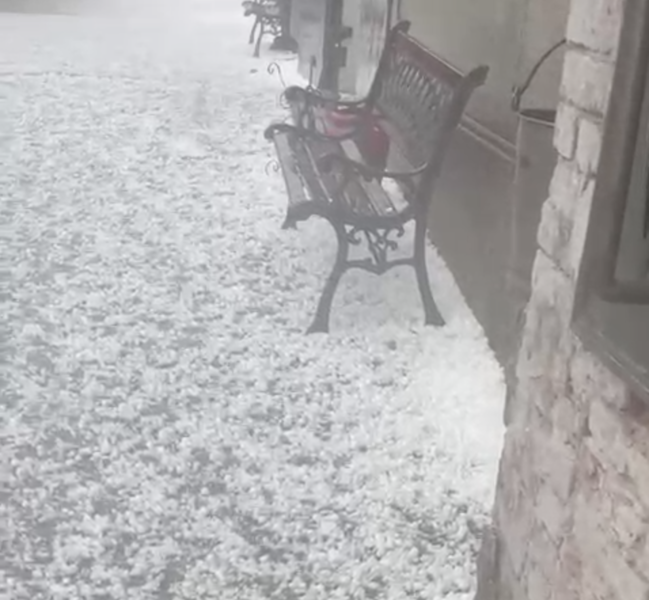 Violento temporale di grandine nel Novarese. Danneggiato anche un aereo in volo Violento temporale di grandine nel Novarese. Danneggiato anche un aereo in volo