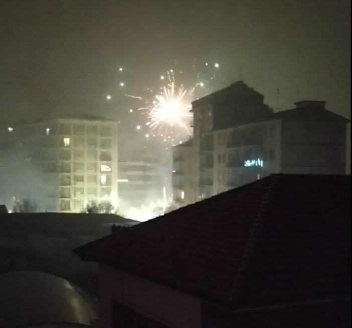 Botti a Vercelli. Un'immagine tratta da un video su facebook Botti a Vercelli. Un'immagine tratta da un video su facebook