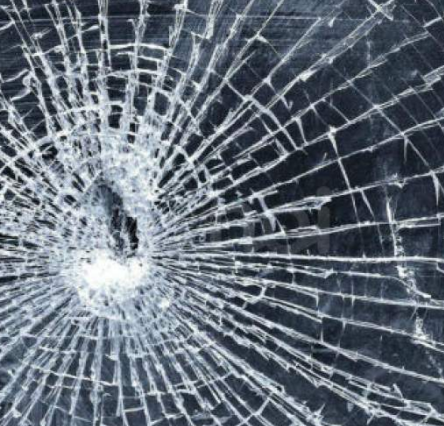 Preso dall'ira spacca la porta del PuntoBlu