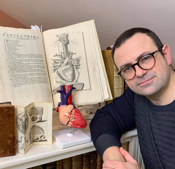 Il dottor Sergio Macciò (e sotto la copertina del libro)