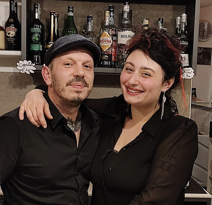 Asia Torrisi con il suo compagno, Claudio Parise; sotto la notizia su Infoverecelli di un anno fa (la riapertura del bar dopo 21 anni) e la locandina della festa di sabato Asia Torrisi con il suo compagno, Claudio Parise; sotto la notizia su Infoverecelli di un anno fa (la riapertura del bar dopo 21 anni) e la locandina della festa di sabato