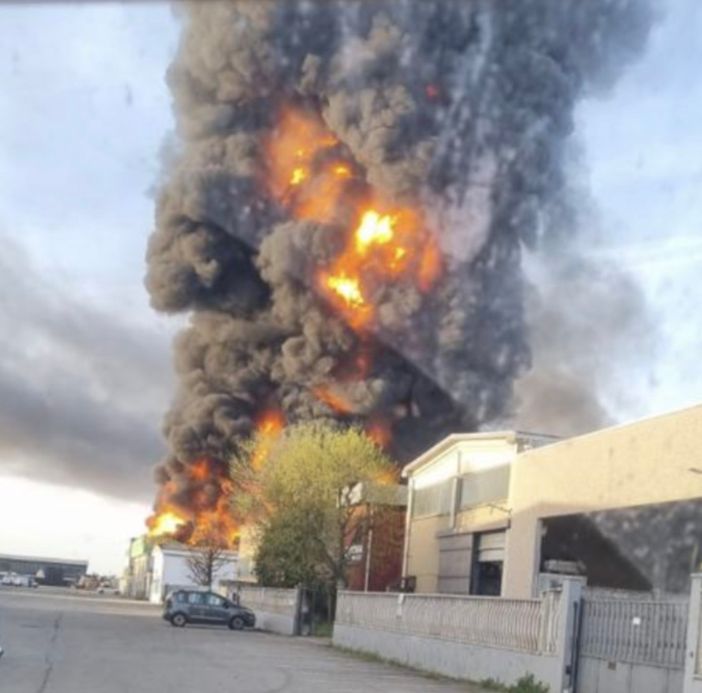 San Pietro Mosezzo, incendio domato. La nube nera si sta dissolvendo - AGGIORNAMENTI IN CORSO San Pietro Mosezzo, incendio domato. La nube nera si sta dissolvendo - AGGIORNAMENTI IN CORSO