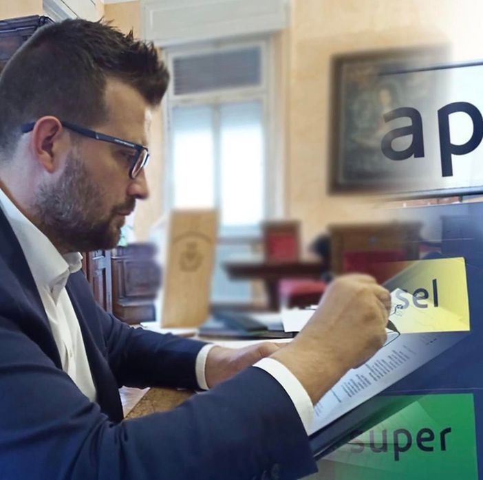 «Accolta la mozione: finalmente il prezzo dei carburanti scende»