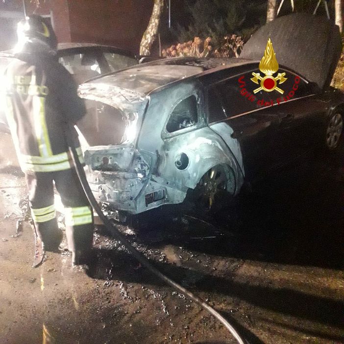 Auto in fiamme nella notte di giovedì