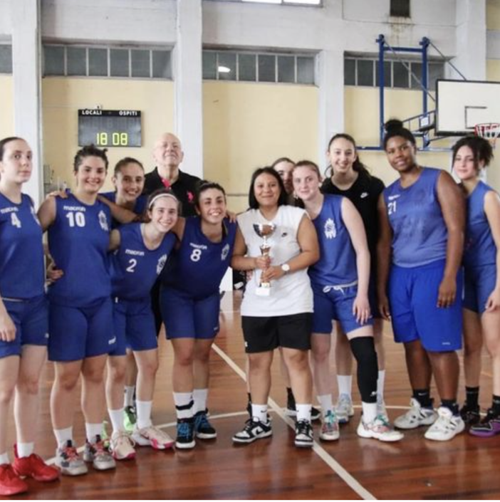 coach Anastasio con le sue ragazze (foto archivio) coach Anastasio con le sue ragazze (foto archivio)
