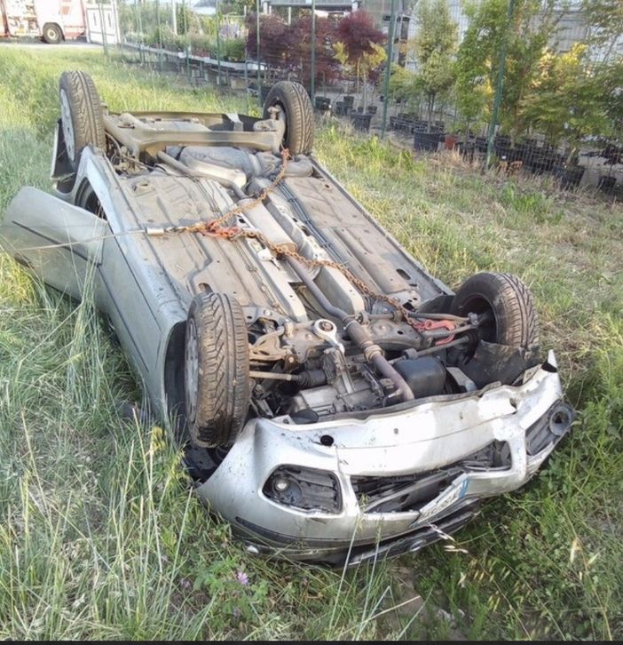 Camion urta auto che si ribalta, occupanti in ospedale FOTO