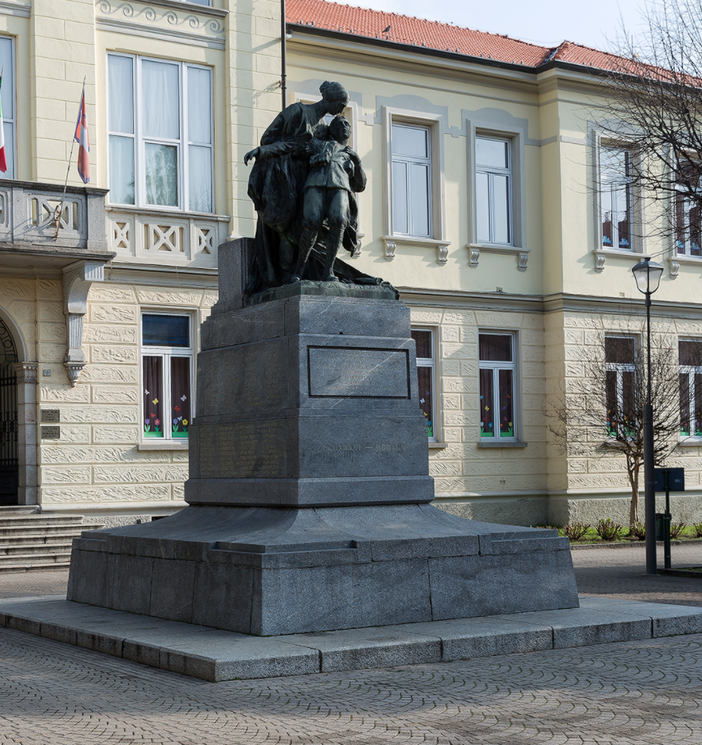 Tso e denuncia per il 28enne che ha distrutto la corona dei Caduti