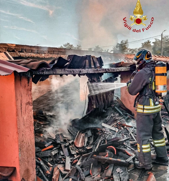 Legnaia in fiamme: al lavoro due squadre dei Vigili del Fuoco