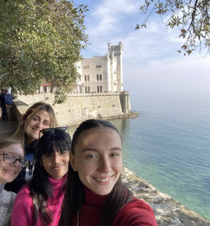 Le quattro studentesse premiate Le quattro studentesse premiate