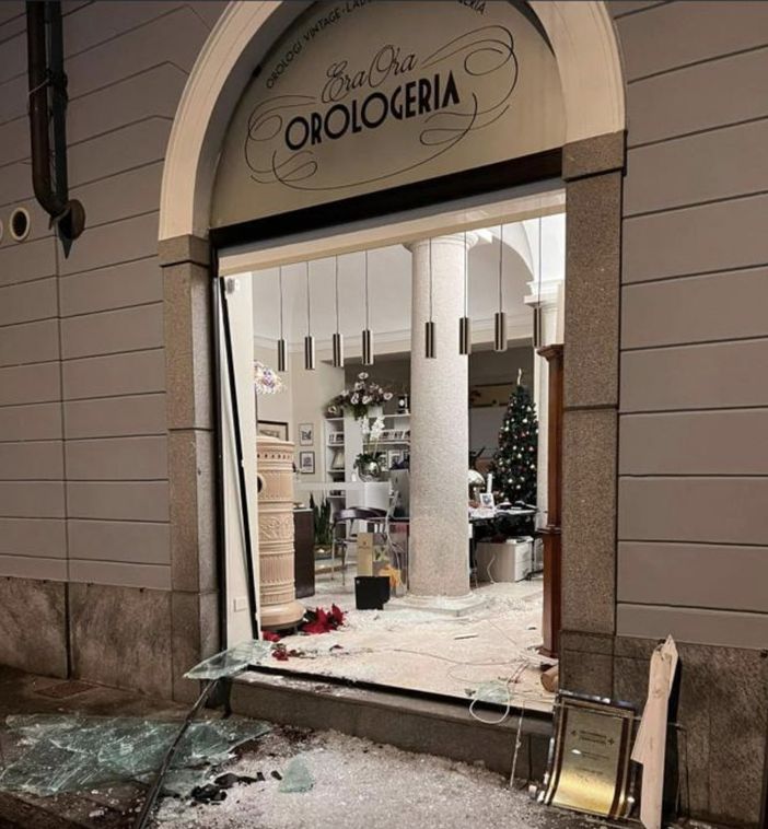 Spaccata all'orologeria "Era Ora"