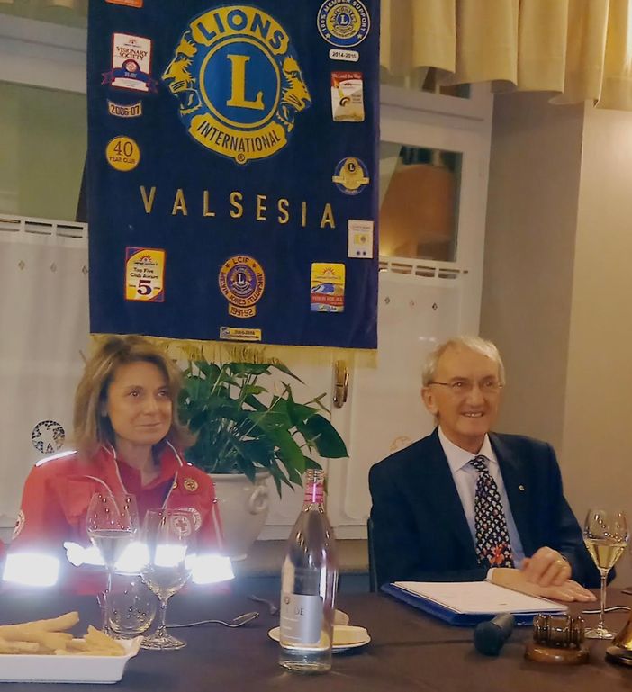 La presidente Cri Denicola e il presidente Lions Luotti
