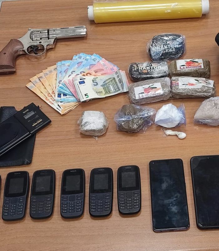 Spacciatore arrestato nelle campagne di Prarolo: è l'autore delle minacce all'inviato di Striscia la Notizia Spacciatore arrestato nelle campagne di Prarolo: è l'autore delle minacce all'inviato di Striscia la Notizia