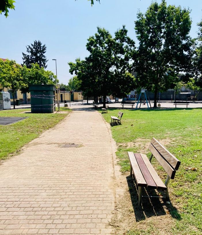 Parco dell'Isola: riparate le panchine, ora tocca alla rete del campo di basket