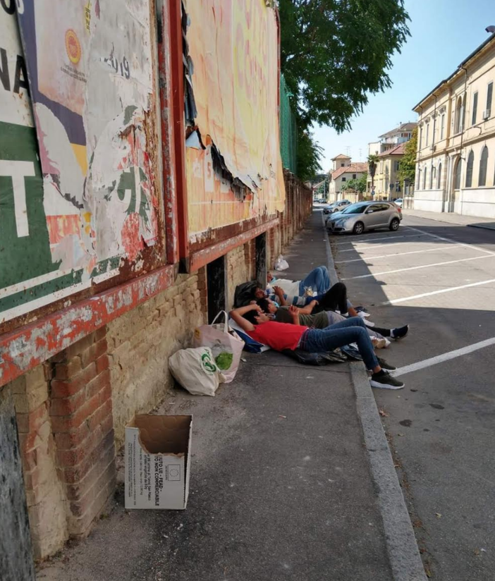 Continua l'emergenza umanitaria, altri 7 pakistani dormono in strada