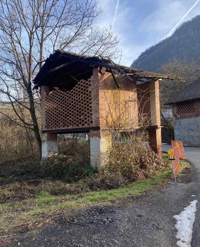 Abbattuto il fienile pericolante vicino all'area industriale