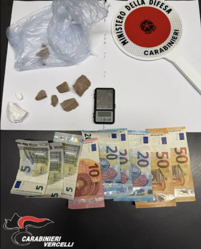 Santhà: non si fermano all'alt dei carabinieri. Presi, avevano cocaina e eroina Santhà: non si fermano all'alt dei carabinieri. Presi, avevano cocaina e eroina