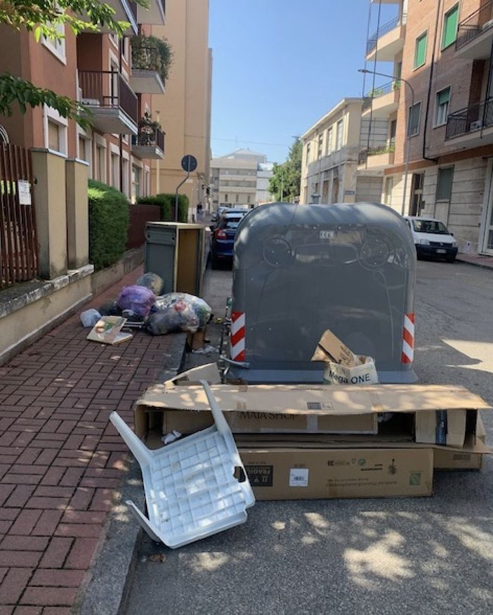 Via Benadir: attorno ai cassonetti la solita discarica Via Benadir: attorno ai cassonetti la solita discarica