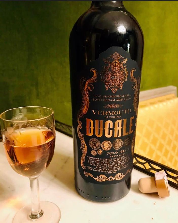 Vermouth Ducale, un vino aromatizzato dal sapore antico che da oltre 200 anni non smette di stupire. Ecco perché non può mancare a casa tua! Vermouth Ducale, un vino aromatizzato dal sapore antico che da oltre 200 anni non smette di stupire. Ecco perché non può mancare a casa tua!