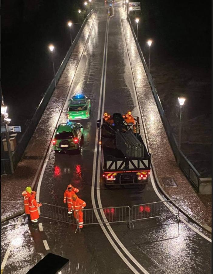 La strada tra Varallo e Fobello invasa dall'acqua