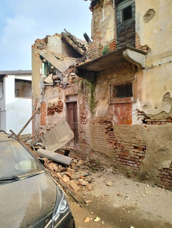 Robbio: crolla parte di un vecchio immobile, danneggiate due auto