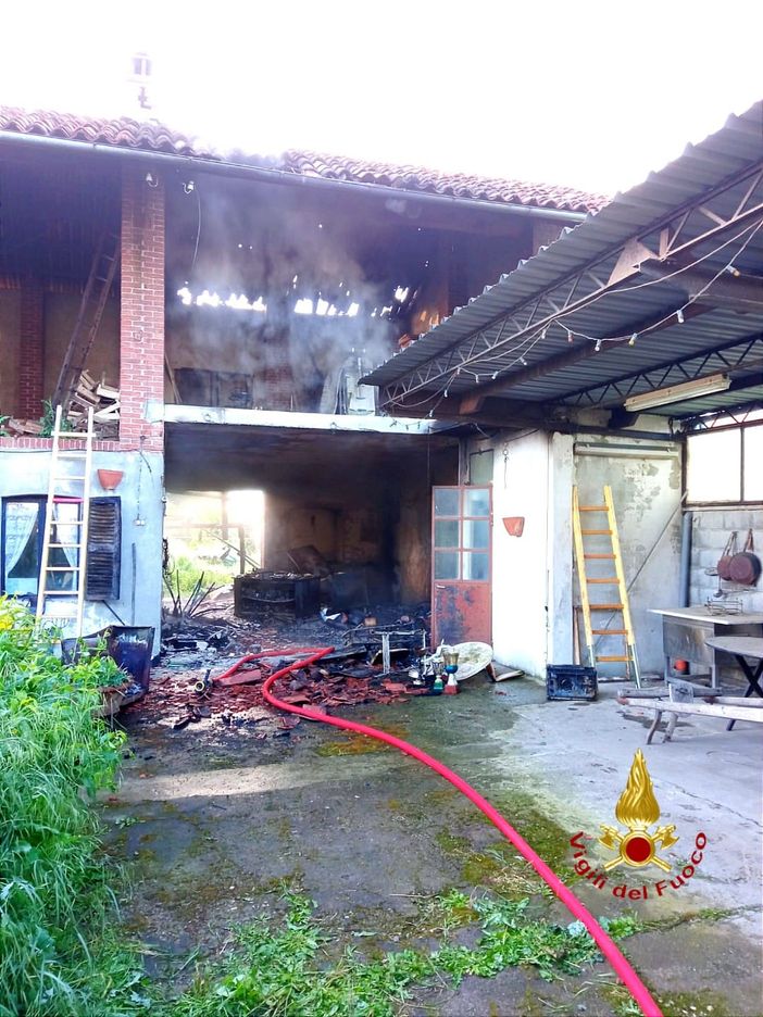 Rogo in cascina, tre squadre di Vigili del fuoco al lavoro Rogo in cascina, tre squadre di Vigili del fuoco al lavoro