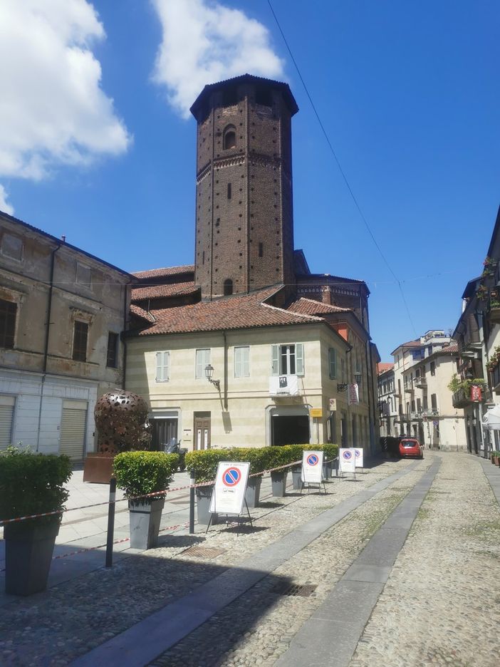 Nuovo look in piazza Pugliese Levi: arrivano i dissuasori e il verde. Niente più auto in sosta