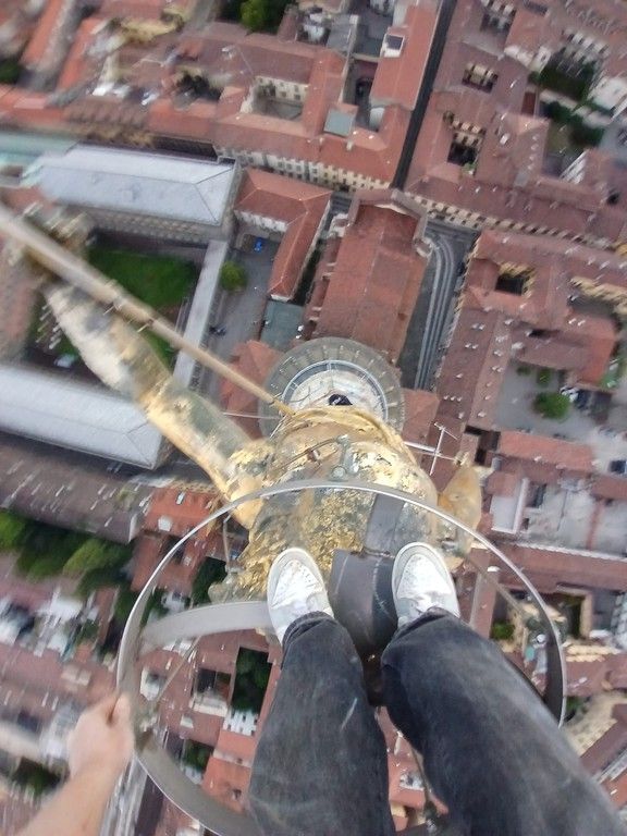 Follia a Novara: si arrampicano sulla cupola di San Gaudenzio per un selfie Follia a Novara: si arrampicano sulla cupola di San Gaudenzio per un selfie