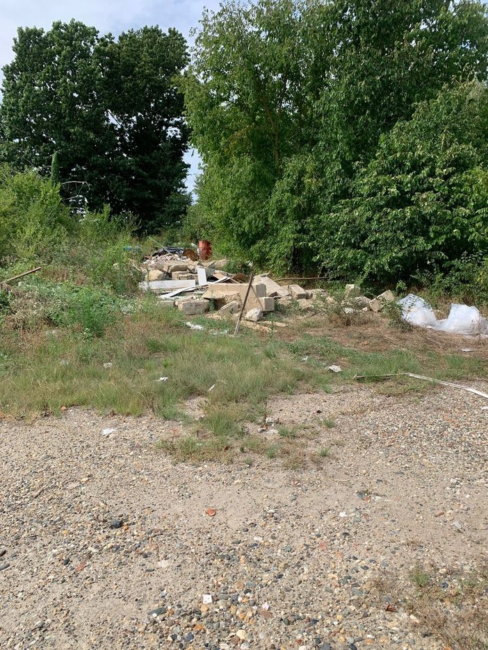 Piazzale trasformato in discarica: interrogazione del Pd