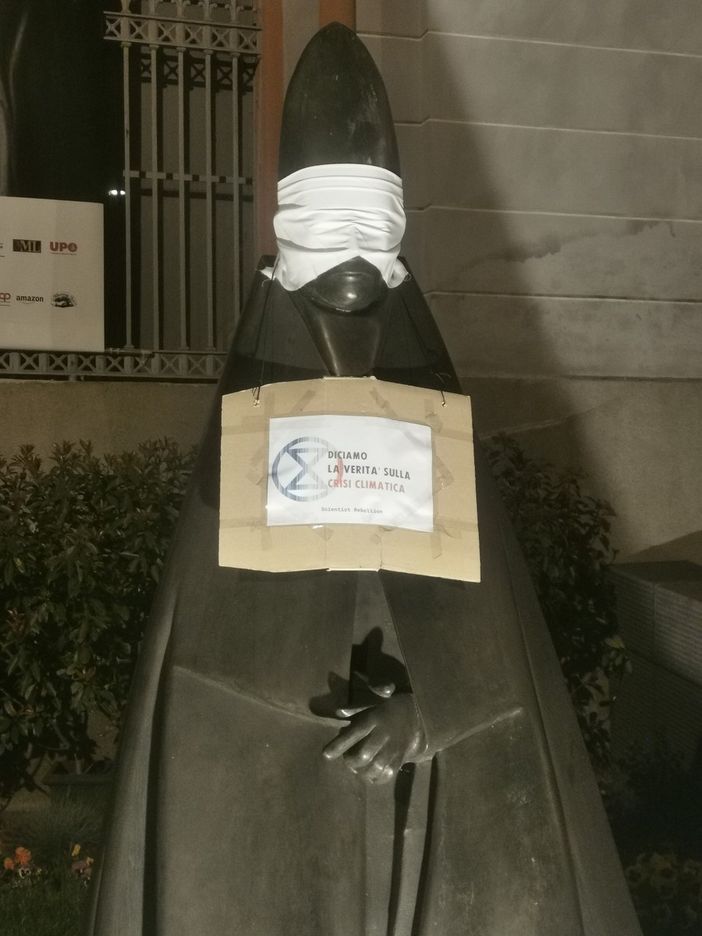 Scientist Rebellion, la campagna anche a Vercelli: bendata la statua del Grande Cardinale